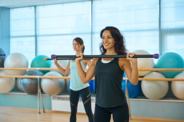 Pilates antrenmanında kadın sağlığı grubu, rahat spor kıyafetleriyle çalışan kadınlar.