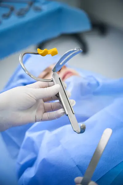 stock image Operating nurse holds a special instrument in her hand, the operating room has a sterile environment