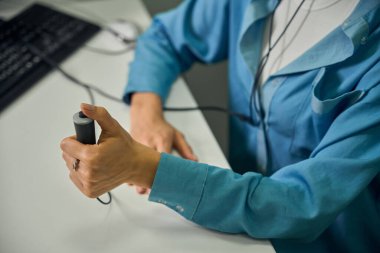 İşitme muayenesi sırasında hastaların elleri tepki düğmesi tutarken yakın plan çekimleri
