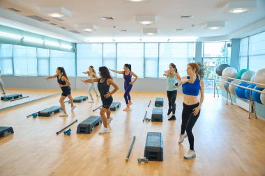 Antrenman elbiseleri ve spor ayakkabıları giyen kadınlar, iyi bir ruh halinde spor yapan kadınlar.