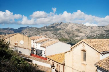 Guadalest 'in en güzel İspanyol köyü manzarası görkemli dağları ve binaları kucakladı. Turizm, manzara, mimari konsepti