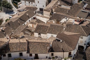 Güney İspanya 'daki beyaz kasabanın kalabalık çatılarının en üst manzarası. Turizm, manzara, mimari konsepti