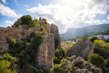 Guadalest, Alicante İspanya 'daki ortaçağ mimarisi manzarası. Turizm, manzara, mimari konsepti