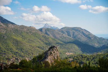 İspanya, Guadalest 'teki bir köyden güzel dağların manzarası. Turizm, manzara, mimari konsepti