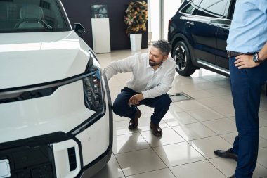 Yetişkin iş adamı galeride araba satışı, iş konsepti.