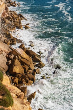 Portekiz, Nazare 'deki Atlantik Okyanusu sahilindeki büyük dalgaların görüntüsü. Seyahat, manzara konsepti