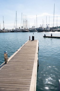 Valencia, İspanya 'da liman veya limandaki yelkenli ve yat manzarası. Seyahat, turizm, tatil konsepti
