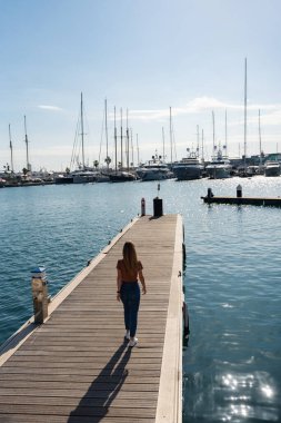 İspanya, Valencia 'da tatilde olan genç bir kadın. Seyahat, turizm, tatil, tatil kavramı