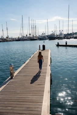 Valencia, İspanya 'daki ünlü Akdeniz limanını ziyaret eden genç bir kadının arka görüntüsü. Seyahat, turizm, tatil, tatil kavramı