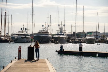 İspanya 'nın limanında gezinti için bedava günün tadını çıkaran kadın turistin arka görüntüsü. Seyahat, turizm, tatil, tatil kavramı