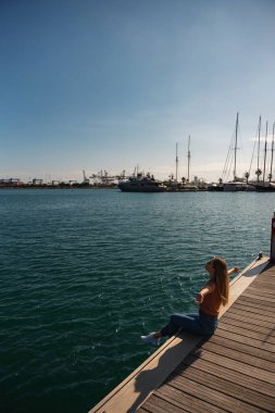 Valencia, İspanya 'da rampada dinlenen güzel bir kadın. Seyahat, turizm, tatil, tatil kavramı