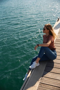 Limanda tatilde olan mutlu genç bayan, Valencia, İspanya. Seyahat, turizm, tatil, tatil kavramı