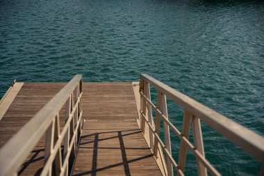 İspanya 'nın Valencia limanındaki deniz tahtası köprü perspektifi. Seyahat, turizm, tatil konsepti