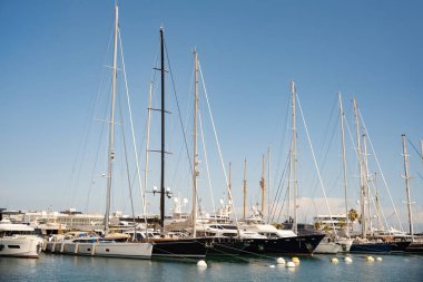 Valencia, İspanya 'da tekne ve yat park eden bir denizci. Seyahat, turizm, tatil konsepti