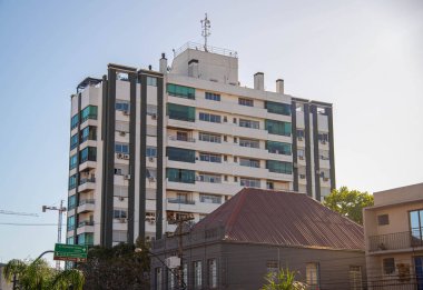 Güney Brezilya 'da bir şehirde antik mimari. Konut binası. Şehir planı. Şehirler. Kentsel alanda inşaat. Mimarlık ve şehircilik.