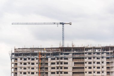 İnşaat halinde beton bloklar var. İnşaat ve mimari. Kentsel genişleme. Konut inşaatı için bir apartman bloğu.