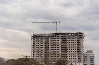 İnşaat halinde beton bloklar var. İnşaat ve mimari. Kentsel genişleme. Konut inşaatı için bir apartman bloğu.