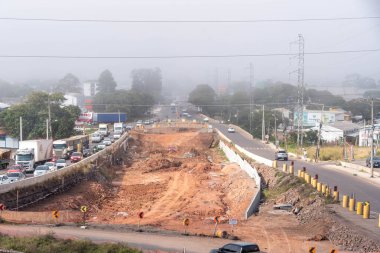 Ulaşım altyapısı çalışıyor. Brezilya 'da otoyol inşaatı. Nakliye mühendisliği. Yol yapımı. halka yolu.