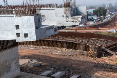 Ulaşım altyapısı çalışıyor. Brezilya 'da otoyol inşaatı. Nakliye mühendisliği. Yol yapımı. halka yolu.