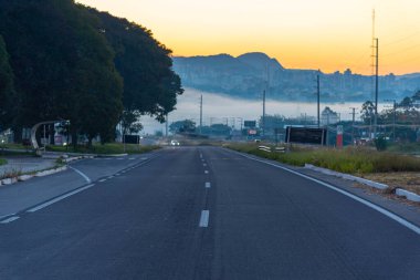 Sis oluşumuyla kış şafağı. Şafak vakti kırsal alan. Güney Amerika 'da kış sabahı.