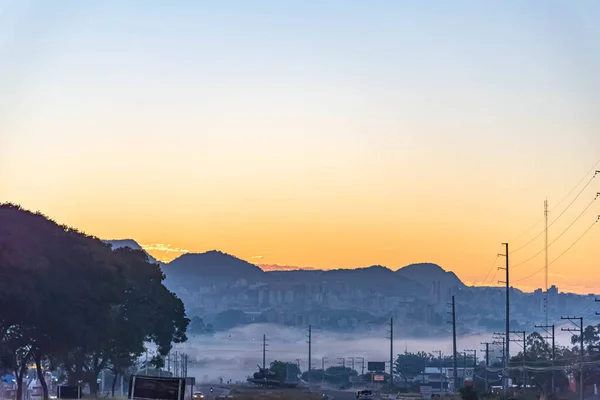 霧の形成と冬の夜明け 夜明けに農村風景 南アメリカの冬の朝 — ストック写真