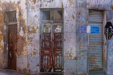 Antik binalar ve mimari. Eski evler. Masonluk cepheleri. Eski ve terk edilmiş binalar