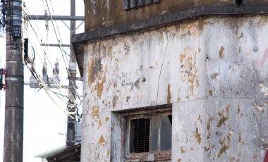 Antik binalar ve mimari. Eski evler. Masonluk cepheleri. Eski ve terk edilmiş binalar