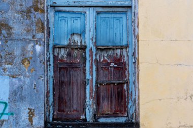 Antik binalar ve mimari. Eski evler. Masonluk cepheleri. Eski ve terk edilmiş binalar