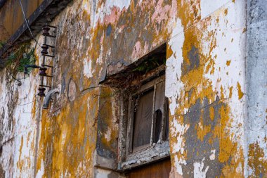 Antik binalar ve mimari. Eski evler. Masonluk cepheleri. Eski ve terk edilmiş binalar