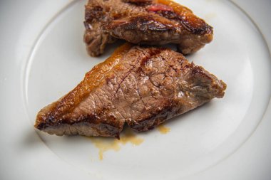 Beyaz arka planda sığır eti kesimi. Lifli diyet. Barbekü. Kızarmış ve az pişmiş et. Sığır etli yemek. İhracat için özel et parçaları.
