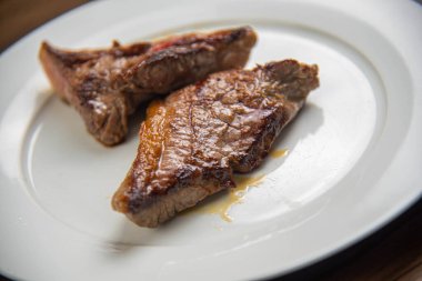 Beyaz arka planda sığır eti kesimi. Lifli diyet. Barbekü. Kızarmış ve az pişmiş et. Sığır etli yemek. İhracat için özel et parçaları.