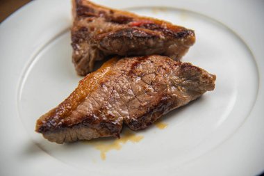 Beyaz arka planda sığır eti kesimi. Lifli diyet. Barbekü. Kızarmış ve az pişmiş et. Sığır etli yemek. İhracat için özel et parçaları.