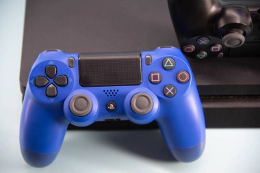 Modern ve kablosuz elektronik oyun kontrolörleri. Bilgisayar oyunu kontrolü. Oyun oyunları için joystick. PC ve mobil cihaz platformları için klavye stili. Kablosuz kontroller.