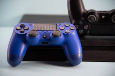 Modern ve kablosuz elektronik oyun kontrolörleri. Bilgisayar oyunu kontrolü. Oyun oyunları için joystick. PC ve mobil cihaz platformları için klavye stili. Kablosuz kontroller.