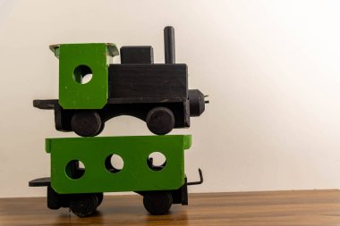 Tahta el işi oyuncak tren. Minyatür oyuncak. Ahşap ve el işi. Minyatür tren ve yük vagonu. Minyatür ve hatıra..