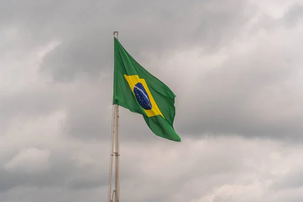 Bendera Brasil Berkibar Sebatang Besi Simbol Nasional Paviliun Simbol Dari — Stok Foto
