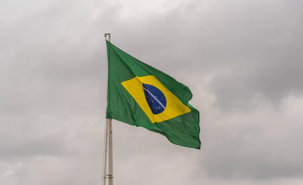鉄の棒にブラジルの旗が飛んでいます 国のシンボル パビリオンだ ブラジル連邦共和国の象徴 腕のコート 国民的アイデンティティ 緑と黄色の旗 — ストック写真