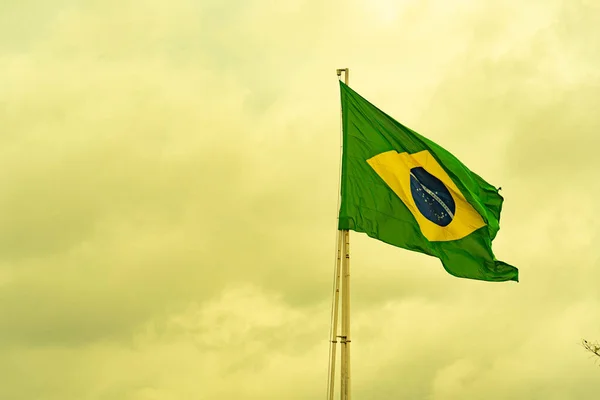 Bandera Brasileña Ondeando Una Barra Hierro Símbolo Nacional Pabellón Símbolo —  Fotos de Stock