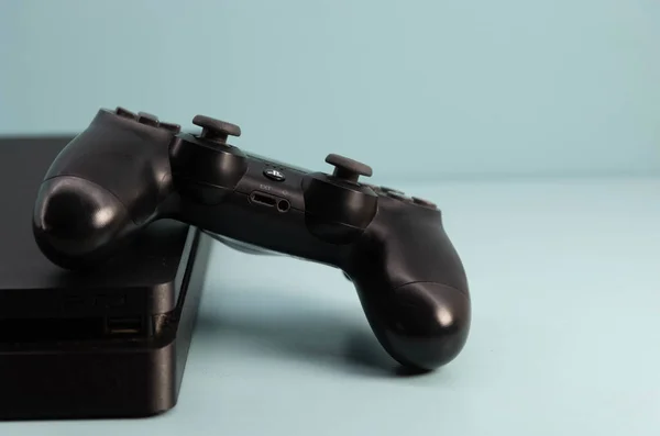 Yeni Nesil Elektronik Oyunların Kontrolü Siyah Oyun Denetleyici Mavi Arkaplanda — Stok fotoğraf