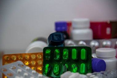 Hastanede kullanılabilecek ilaçlar. İnsan tüketimi için ilaçlar. İlk yardım çantası. Uyuşturucu ve haplar. İlaç ürünleri.