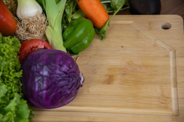 Doğrama tahtasındaki sebzeler. Salatalar için malzemeler. Doğal yiyecekler. İnsan kullanımı ve tüketimi için sebzeler. Sağlıklı beslenme. Sebze ve salata..