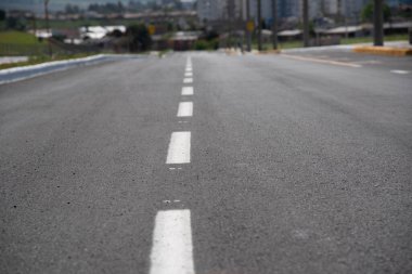 Asfalt yolu. Beton ve katran yolu. Şehir sokağı. Perspektif fotoğrafı. Şehir sokakları manzarası.