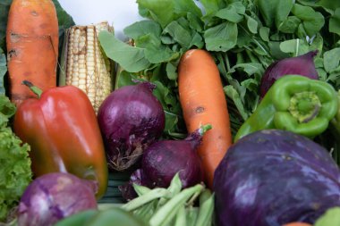 Organik arka planda çeşitli sebzeler. Yenilebilir yiyecekler. Salatalar için malzemeler. Vejetaryen mutfağı. Sağlıklı beslenme.