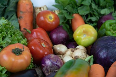 Organik arka planda çeşitli sebzeler. Yenilebilir yiyecekler. Salatalar için malzemeler. Vejetaryen mutfağı. Sağlıklı beslenme.