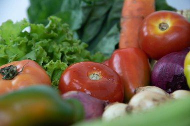 Organik arka planda çeşitli sebzeler. Yenilebilir yiyecekler. Salatalar için malzemeler. Vejetaryen mutfağı. Sağlıklı beslenme.