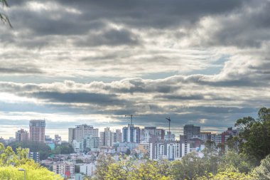 Santa Maria RS Brezilya şehri alacakaranlıkta. Şehir merkezi. Üniversite Şehri. Rio Grande do Sul eyaletindeki Brezilya şehri..