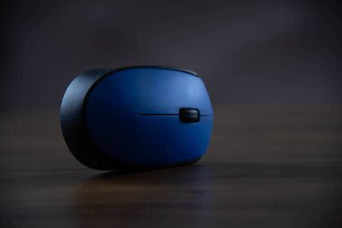 Ahşap arka planda bilgisayar faresi. Bilgisayar ekipmanları. Masaüstü bilgisayar faresi. Elektronik ekipmanlar için suç ortağı.