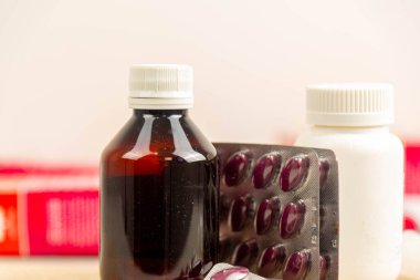 Tarafsız bir zeminde ilaç ve ilaç şişeleri. Oral kullanım için ilaçlar. İlaç şişeleri ve hap paketleri. İnsan sağlığı için kullanılan eşyalar. Hastane malzemeleri..