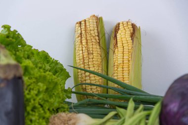 Mutfak için sebze ve sebze. Salata yemeği. Ahşap arka planda çeşitli bileşenler.