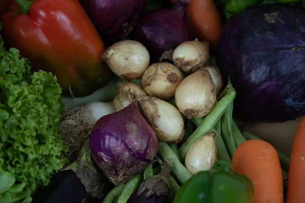 Różne Warzywa Tle Organicznym Jadalne Jedzenie Składniki Sałatek Kuchnia Wegańska — Zdjęcie stockowe